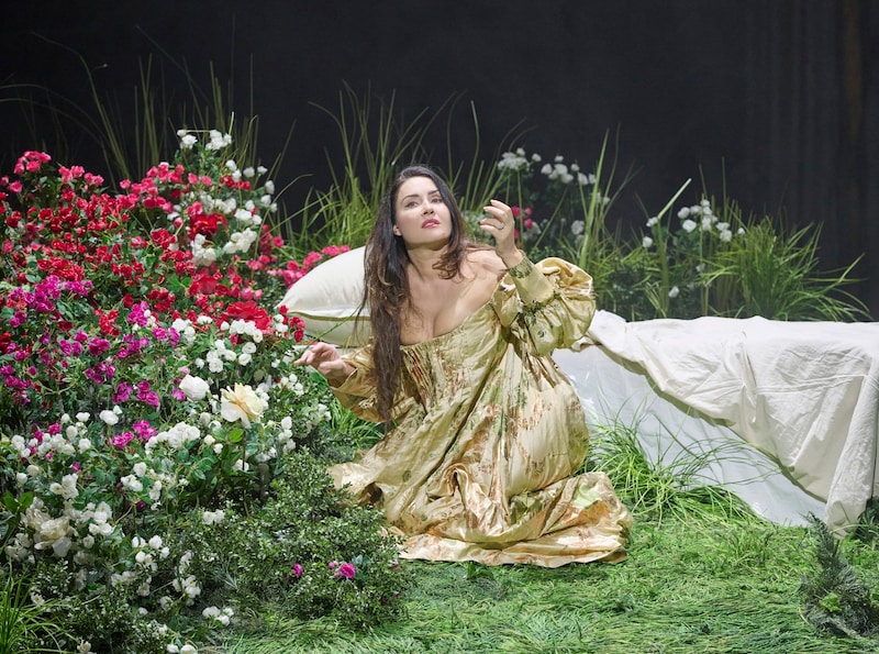 Iolanta (Sonya Yoncheva) wird vom eigenen Vater in einem Garten vor der Welt versteckt. (Bild: © Wiener Staatsoper / Michael Pöhn)