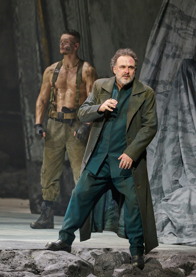 Iolantas Vater, König René (Ivo Stanchev), dahinter einer seiner Bodyguards. (Bild: © Wiener Staatsoper / Michael Pöhn)