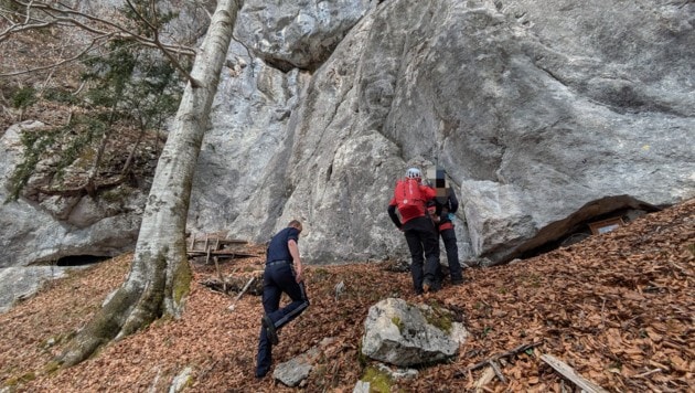 Der 19-Jährige aus Timelkam war bei der Suche nach einer Kletterroute eine Rinne hinabgerutscht und dann bis zu 30 Meter tief eine Wandstufe hinabgestürzt. (Bild: BRD Ebensee)