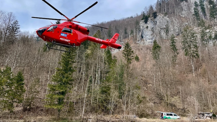 Der 19-Jährige wurde nach der Erstversorgung mit dem Notarzthubschrauber „Martin 3“ in das ...