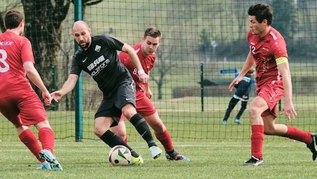 Ex-Profi Mersudin Jukic (am Ball) weiß sich auch mit 40 Jahren noch zu behaupten. (Bild: PICHLER SEBASTIAN)