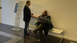 Gute Rechtsanwälte wie Gerhard Ederer (im Bild mit seinem Mandanten) dürften gefragt sein in Eisenstadt – im Ständer links sind sämtliche Folder vergriffen.  (Bild: HS, Krone KREATIV)
