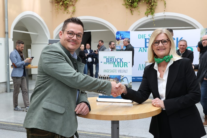 Handschlag zwischen Susanne Kaltenegger (ÖVP) und Raphael Pensl (FPÖ)  (Bild: Jauschowetz Christian)