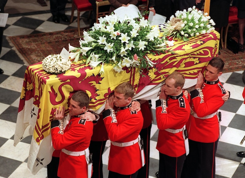 Dianas Sarg wurde in die Westminster Abbey getragen. (Bild: John Stillwell / PA / picturedesk.com)
