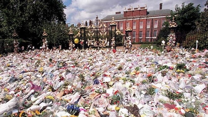 Tonnen an Blumen wurden im ganzen Land für Diana niedergelegt. (Bild: David Giles / EPA / picturedesk.com)