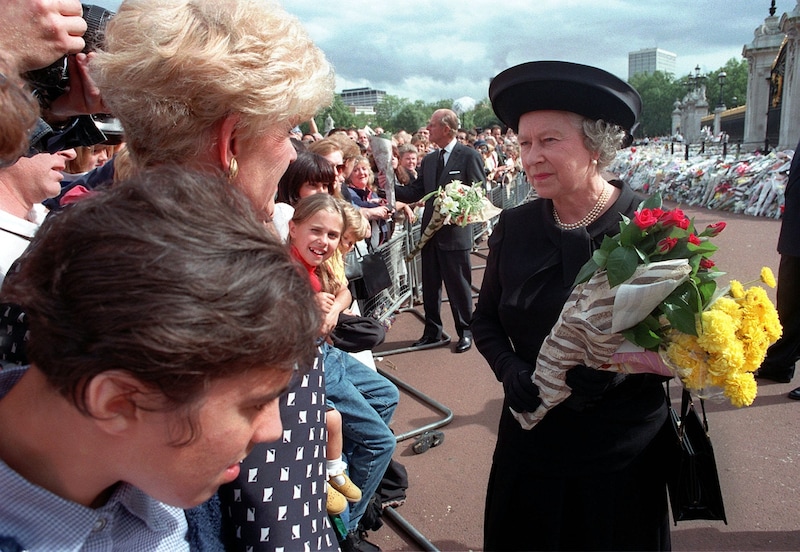 Die Queen im Gespräch mit Trauernden  (Bild: ADRIAN DENNIS / AP / picturedesk.com)