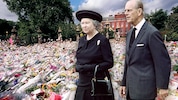 Königin Elisabeth II. und ihr Prinzgemahl. Im Hintergrund: Blumen, die vor Dianas Londoner ...