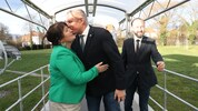 Siegerbusserl unter Koalitionspartnern: Manuela Khom mit Mario Kunasek. Max Lercher sah man das ...