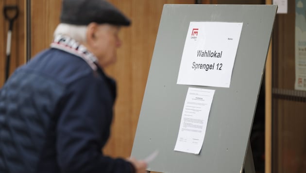 Ein Wähler studiert den Aushang in seinem Wahllokal in Leoben. (Bild: APA/ERWIN SCHERIAU)