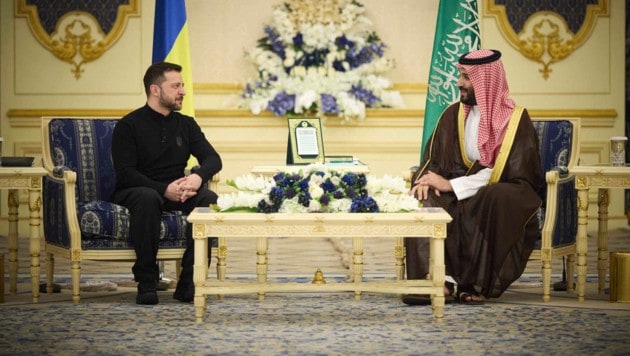 Selenskyj und der saudische Kronprinz Mohammed bin Salman im Palast in Riad (Bild: AP/AP ( via APA) Austria Presse Agentur)