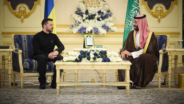 Selenskyj und der saudische Kronprinz Mohammed bin Salman im Palast in Riad (Bild: AP/AP ( via APA) Austria Presse Agentur)