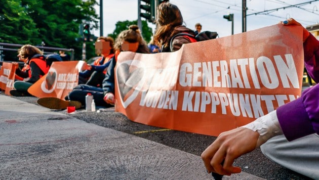 Gegen einige Mitglieder der Letzten Generation Deutschland hat die Staatsanwaltschaft München Anklage erhoben. (Bild: EPA/HANNIBAL HANSCHKE, Krone KREATIV)