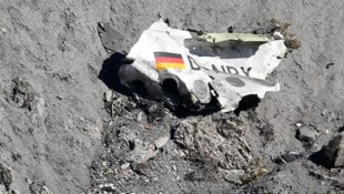 Nur wenige Teile der Unfallmaschine 9525 waren derart groß.  (Bild: EPA/SEBASTIEN NOGIER)