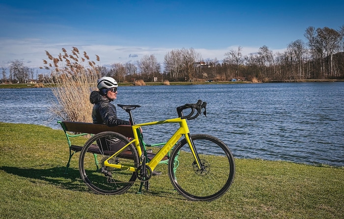 Die schnelle BMC Roadmachine 01 AMP X One (Preis 7999 Euro) – hier am Ufer des Liebmann See – ...