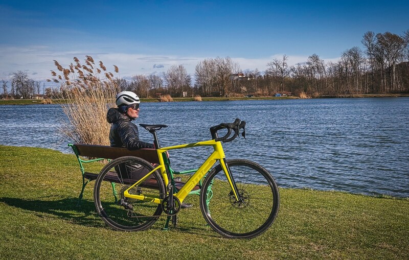 Die schnelle BMC Roadmachine 01 AMP X One (Preis 7999 Euro) – hier am Ufer des Liebmann See – wurde für die Testfahrt von www.Fitstore24.at zur Verfügung gestellt. (Bild: Wallner Hannes)