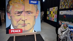 In St. Petersburg werden Trump und Putin als „Friedensstifter“ inszeniert. (Bild: AFP/OLGA MALTSEVA)
