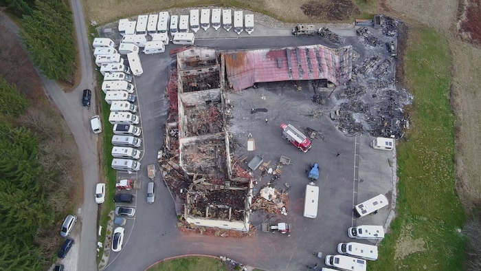 Die Gebäude am Firmengelände wurden ein Raub der Flammen.