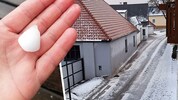 Hagelkörner bedeckten am Wochenende Wiesen und Straßen rund um Langenlois.