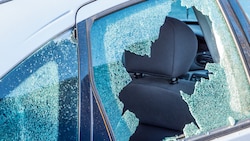 Am Auto entstand vermutlich Totalschaden (Symbolbild).