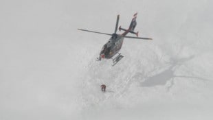 Die Lawinensituation in Tirol ist kritisch. Gegen 10.30 Uhr gab es den ersten Einsatz am Samsta ...