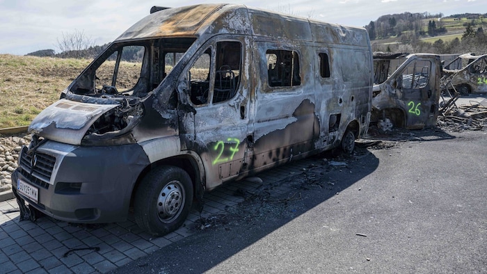 Eines der Dutzenden ausgebrannten Wohnmobile