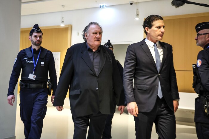 Der französische Schauspieler Gerard Depardieu und sein Anwalt Jeremie Assous bei ihrer Ankunft ...