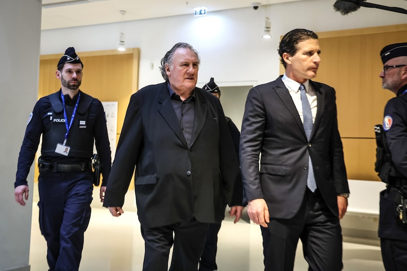 Der französische Schauspieler Gerard Depardieu und sein Anwalt Jeremie Assous bei ihrer Ankunft im Pariser Gerichtsgebäude. (Bild: EPA/CHRISTOPHE PETIT TESSON)