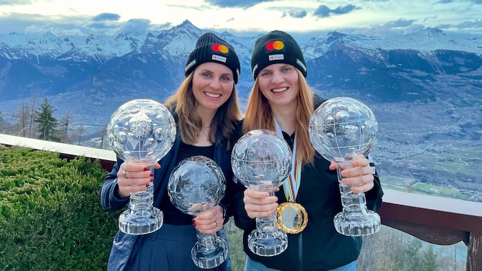 Veronika Aigner (re.) und ihre Schwester Elisabeth, die als Guide vor ihr fährt, räumten heuer ...