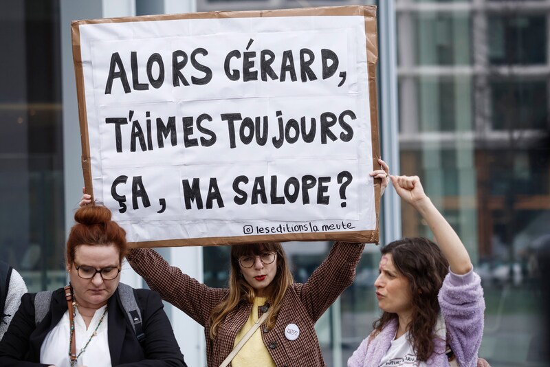 Frauen demonstrieren am Eröffnungstag des Prozesses vor dem Gerichtsgebäude. (Bild: EPA/YOAN VALAT)