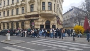 Unzählige Fans versammelten sich heute vor dem Cafe Sperl in 1060 Wien, um auf den Latin-Grammy-Nominierten Feid zu warten.  (Bild: zVg)