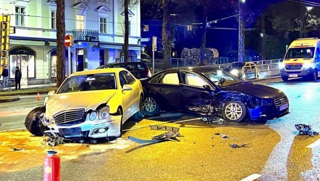 Durch den Zusammenprall wurden zwei Fahrzeuge schwer beschädigt. Drei Personen wurden dabei verletzt. (Bild: Markus Tschepp)