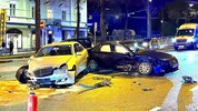 Durch den Zusammenprall wurden zwei Fahrzeuge schwer beschädigt. Drei Personen wurden dabei ...