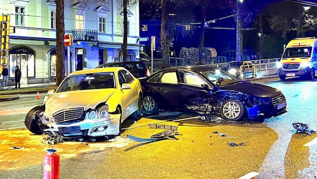 Durch den Zusammenprall wurden zwei Fahrzeuge schwer beschädigt. Drei Personen wurden dabei verletzt. (Bild: Markus Tschepp)