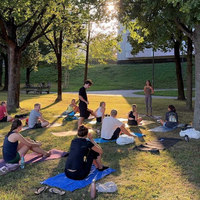 Zusätzlich zu den Lauftreffs werden unter anderem auch Yoga- und Pilates-Kurse angeboten.