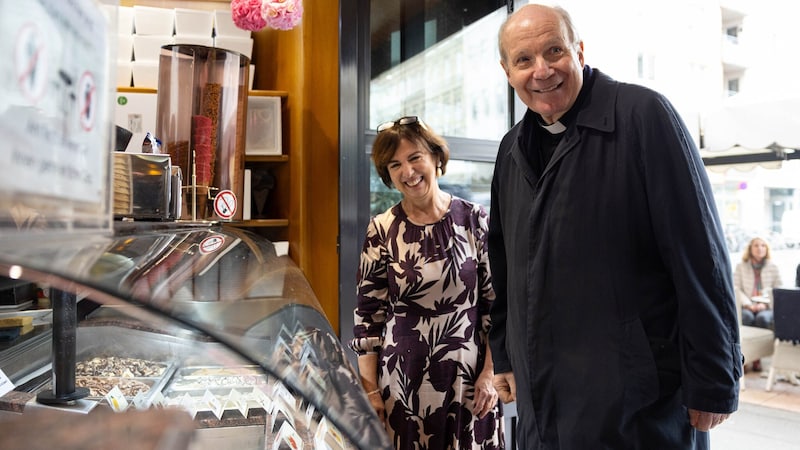 Kardinal Schönborn besuchte Valentina Serafini  in ihrem Eissalon Serafini in der Wallensteinstraße.  (Bild: Urbantschitsch Mario)