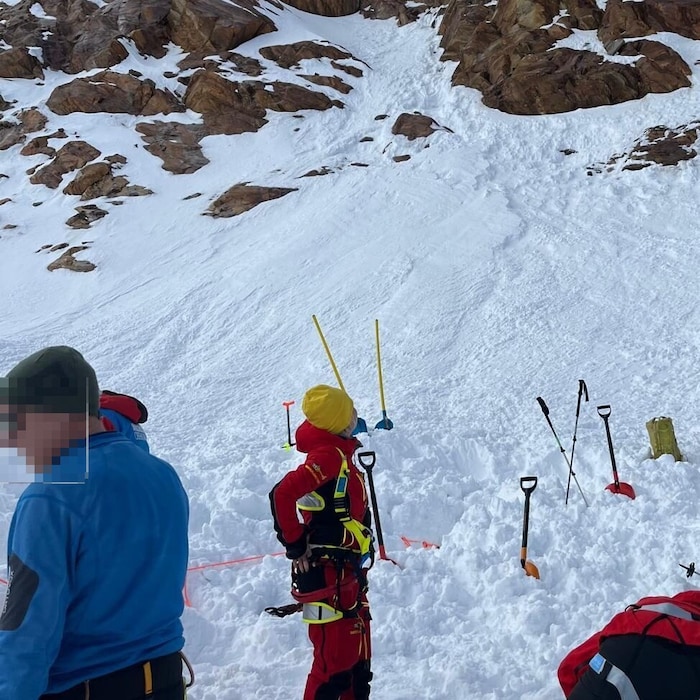 Die Einsatzkräfte bei der Suche nach den Verschütteten.