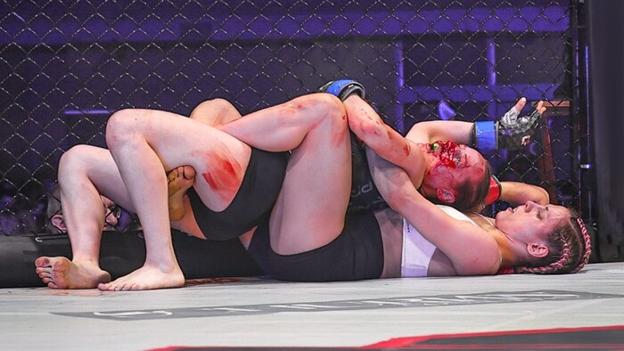 Blutige Sache! Kati Rychkova dominierte ihre Gegnerin und siegte per Würgegriff in Runde 1.