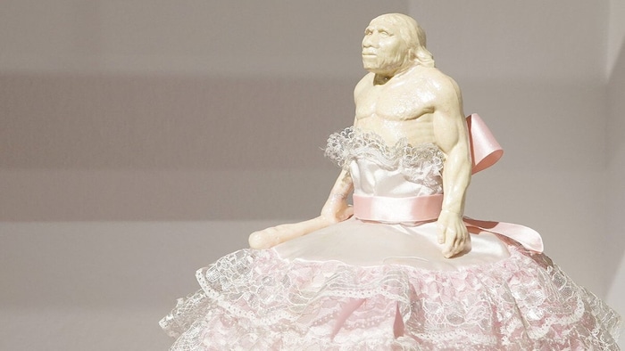 Superheldin zum Knuddeln und ein Neandertaler im barocken Kleid: Die Figuren der Künstlerin ...