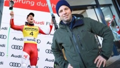 Beat Feuz (re.) ist von Lukas Feurstein begeistert.  (Bild: Krone KREATIV/Christof Birbaumer, GEPA)