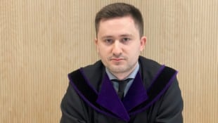 Richter Alexander Wehinger unterbreitet ein Angebot.