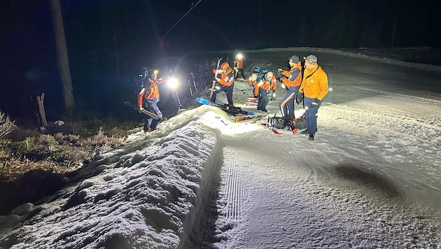 Pinzgauer Bergretter entdeckten die Frau, hier neben der Skipiste, mit tödlichen Verletzungen. (Bild: Bergrettung Mittersill)