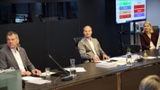 Anzengruber (Mitte) verschenkte als Vize-BM mehr als 3000 Erlebniskarten einer Firma, die ...