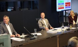 Anzengruber (Mitte) verschenkte als Vize-BM mehr als 3000 Erlebniskarten einer Firma, die ...