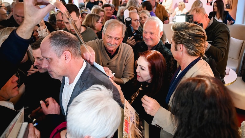 Der Andrang bei der Autogrammstunde von Priscilla Presley war gigantisch. (Bild: Wenzel Markus)