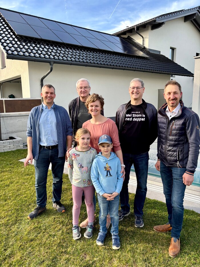 Mitglieder der Energiegemeinschaft Laudachtal vor einer PV-Anlage.