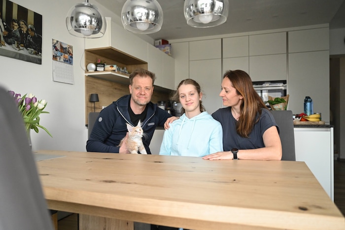 Emilia (ihre Halswirbel sind mit Titan verstärkt) und ihre Familie samt Stubentiger Enzo.