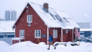 Vor dem Gebäude des US-Konsulats in der grönländischen Hauptstadt Nuuk fanden in den vergangenen Tagen immer wieder Demonstrationen statt. (Bild: AFP/JULIETTE PAVY)