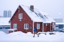 Vor dem Gebäude des US-Konsulats in der grönländischen Hauptstadt Nuuk fanden in den vergangenen Tagen immer wieder Demonstrationen statt. (Bild: AFP/JULIETTE PAVY)