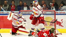 Will wieder vor Goalie Atte Tolvanen fest aufräumen: Bulls-Defender Dennis Robertson (M.). (Bild: Tröster Andreas)