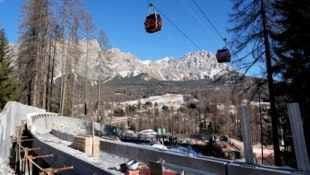 Nach 13 Monaten Bauzeit wird ab Dienstag der neue Cortina-Eiskanal auf die Fahrbarkeit getestet. (Bild: AP/Giovanni Auletta)